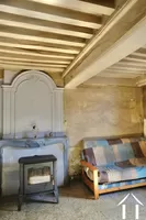 Wohn- und Esszimmer mit ummanteltem Kamin und Holzofen