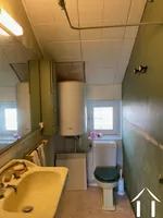 Au 1er étage du n° 5, cabinet de toilette avec wc