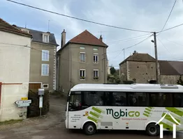 L'arrêt de bus Mobigo est en face de la maison. 8 rotations quotidiennes de Chagny à Autun