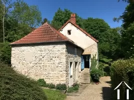 La maison vue depuis le portail