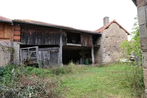 Garage, offene Scheune und Gebäude mit Keller