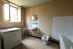 Badezimmer mit separatem WC