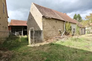 Rückseite der Scheunen und Blick auf die Garage