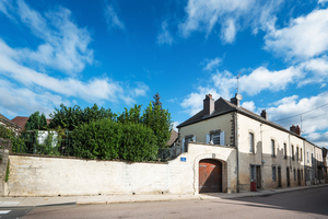 Haus mit zwei Wohnungen, Garten und Scheune