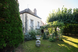 Haus mit zwei Wohnungen, Garten und Scheune