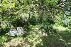 Ecke im Schatten nach dem Fluss