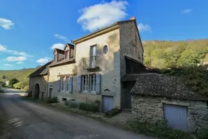 Dorfhaus mit Hof, Terrasse und Scheune