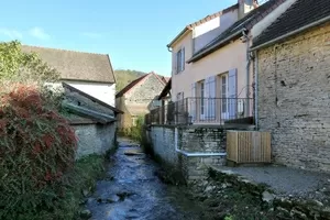 Blick nach Westen: die Terrasse entlang des La Cosanne Flusses