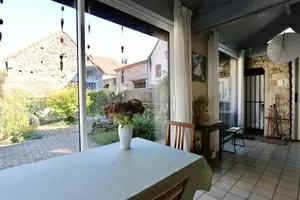 Aussicht von der Veranda auf den Innenhof