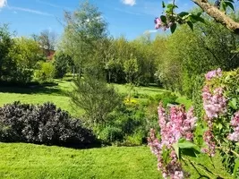 Angenehmer und sehr schöner Garten