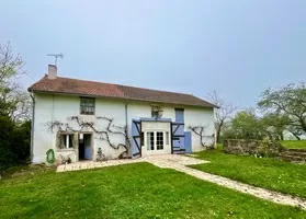 <nl>House with barn to the side</nl>