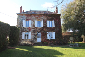 Charmantes Haus mit kleinem Wald zu verkaufen in der Nähe von Nevers