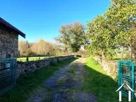 Le chemin d'accès à la propriété. Il y a un portail voiture et un portail piéton