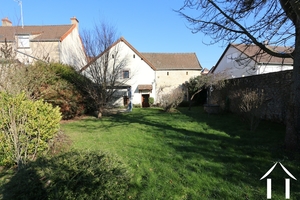 Steinbau mit eingezogenem Garten und Blick auf die Weinberge