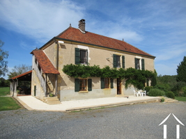 Haus mit großer Garage und Scheunen