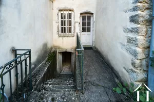 Treppe zum Weinkeller und Tür zum Haupteingang