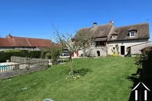 Blick auf den Garten und das Haus