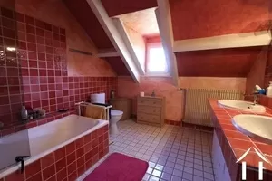 Badezimmer, das von den Schlafzimmern 3 und 4 geteilt wird