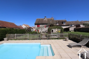 Haus mit Schwimmbad und eingezäuntem Garten