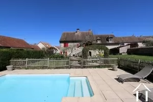 Haus mit Schwimmbad und eingezäuntem Garten