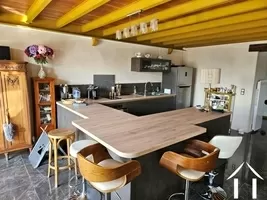 Kücheninsel und Sitzgelegenheit