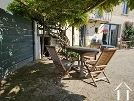 Sitzbereich im Innenhof vor der Fassade