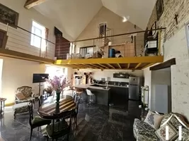 Wohnbereich mit Raumhöhe bis zur Decke