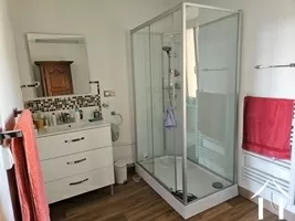 Hauptschlafzimmer mit Duschbad, WC und Waschbecken