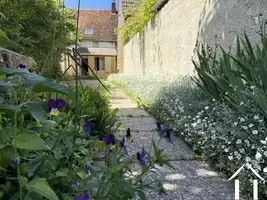 Hof mit teilweise überdachter Terrasse