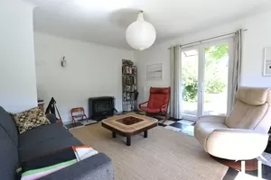Wohnzimmer mit Zugang zu einem privaten Garten