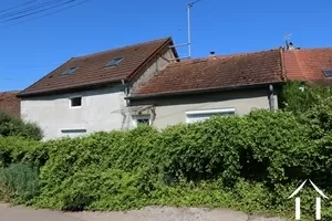 Kleines Haus am ruhigen Fluss