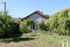 Kleines Haus an einer ruhigen Straße