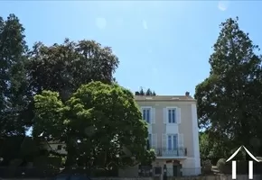 Ansicht des Hauses mit prächtigen Bäumen, gesehen von der Straße