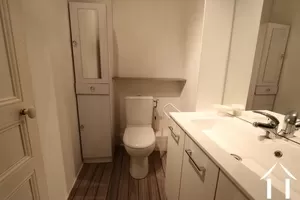Obenliegendes WC und Waschbecken