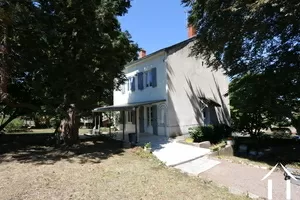 Haus mit überdachter Terrasse, die von der Küche aus zugänglich ist
