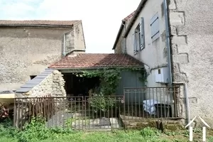 Rückseite des Hauses mit Zugang zum Schuppen und zur Werkstatt, die zur Waschküche führt