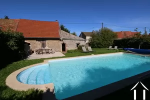 Ferienhaus mit Pool und Garten