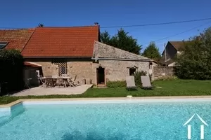 Haus mit Terrasse und Pool