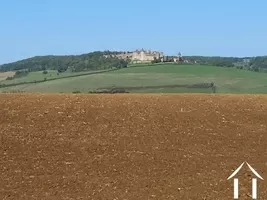 Blick vom Garten auf das mittelalterliche Dorf Château von Châteauneuf en Auxois