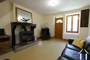 Wohnzimmer mit Kamin und Holzofen