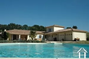 Geräumige Villa mit beheiztem Pool in privilegierter Lage Ref # 11-3151 