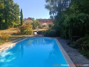 Haus mit Schwimmbad und großem bewaldeten Garten Ref # Li1016 
