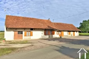 Bauernhaus in ruhigem Dorf in der Bresse mit 1.3 ha Land Ref # JP5248B 