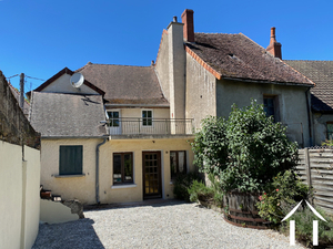 In historischem Dorf, Haus mit eingezäuntem Garten & Keller Ref # PM5346D 