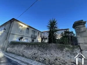Charakterhaus mit Studio und Gartenhaus in der Nähe von Geschäften und Fluss Ref # 11-2461 