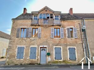 Haus zum Renovieren im Herzen von Santenay Ref # PM5402D 
