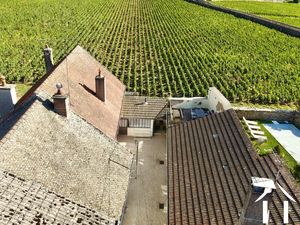 Großes Haus mit Blick auf die Weinberge von Pommard Ref # CR5448BS 