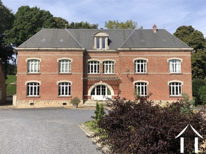 Herrenhaus mit Scheunen, Nordfrankreich Ref # BH5491M 