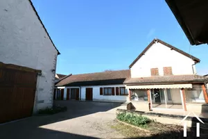 Dorfhaus mit Innenhof und Scheune, in der Nähe von Meursault Ref # CR5490BS 