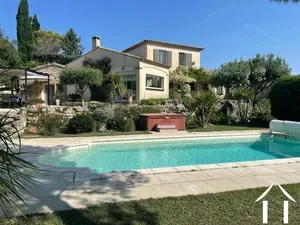 Villa mit Pool und Gästezimmer in der Nähe des lebhaften Zentrums Ref # 11-2496 